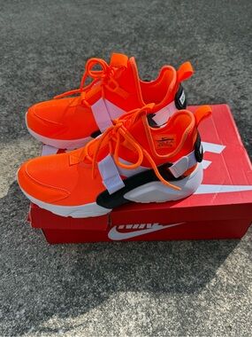 Nike AIR HUARACHE Bright Orange Lace-Up Sneakers Black & White  accents.
WOMEN